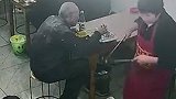 见老人衣衫单薄进店用餐，店主一家互不知情为老人加菜三次。网友：默契背后是善良的本能！