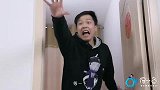 粑粑怕外人发现僵小鱼，僵小鱼机智站着不动，被当成了个玩偶