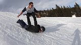 真人滑雪板？奥地利男子踩在朋友身上 从雪坡上向下冲刺
