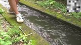 小伙用一个塑料桶，发明制作了一个水力发电机