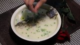 鲫鱼汤学会这样做，汤白如牛奶又没腥味，喝一口根本就停不下来！