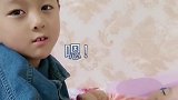 哥哥放学看生病的妹妹，妹妹委屈的小样可以给她发一个金奖杯了