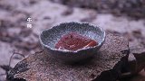 农村小伙用石板烤肉, 大家都在问会熟吗