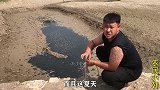 水库大旱深坑飘起白花花一层鱼，小伙拿强磁砸鱼，一下砸到条大货