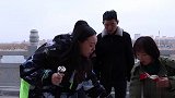 两二货吃雪糕互相抬杠，一个蘸着醋吃，另一个就着辣椒吃