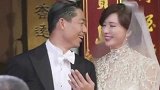 林志玲婚后首现身，紧牵老公眼神充满爱意，婚礼热闹有人爬墙爬梯