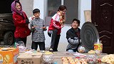 短剧；弟弟饿了虎妞拿锅盖换吃的，妈妈气的要打虎妞，真是太逗了