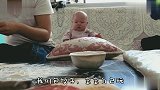 奶奶和妈妈包饺子，宝宝在旁边坐着玩，不哭不闹真可爱