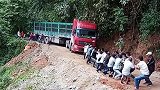 货车被困在了马路上，众人帮助救援，网友：这一刻满满的正能量！