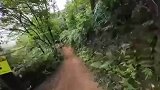 速降道有人爬山，骑手连忙刹车