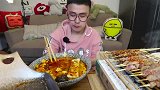 这样烤出来的羊肉串，原汁原味，咬一口太香了！
