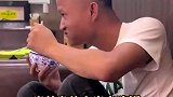 单身的人出去吃饭，羡慕的看着隔壁桌的情侣！