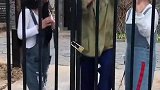 为了在女孩面前好好表现，小伙子也真是拼了