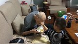 这个宝宝火了，每次吃饭之前都要给97岁的老爷爷喂饭，真有爱！