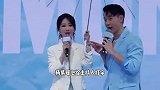 杨紫蓝色高定裙美到发光，和周翊然蓝毯上同框，豪门姐弟既视感