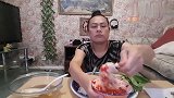 泰国人妖大叔吃一只小土鸡，还用辣椒汁拌米饭吃，挺能吃辣