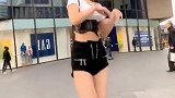即使天气冷，顽固的女孩也不会放弃美丽的权利