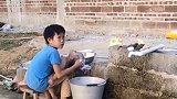 孩子的父母去广东打工还债，年迈的爷爷下田干活，是个可怜孩子