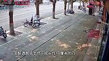 疯狂的一幕，醉酒男子持刀见人就捅，路人见义勇为拿木棍将其制服