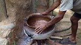 尼泊尔农村用瓦罐煮咖喱羊肉，加香料和咖喱粉，出锅真香