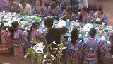 云南农村山顶上一农户家办喜酒，虽然条件不好，但酒席上全是肉！