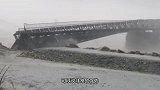 大水来得太汹涌，大桥瞬间坍塌，场面太可怕！