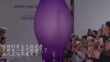 模特们穿大气球走秀，不料走一半气球泄气了，众人立马不淡定了