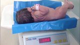 刚出生一分钟还在秤上的新生儿，你一定没亲眼见过！