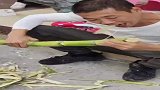 爸爸这么给孩子弄甘蔗