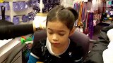 小女孩打耳洞，刚打一个立马忍不住疼哭了，为了美再痛也要忍住