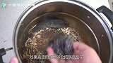 锅底烧糊了，用钢丝球擦有刮痕，这方法快速洗净且锅底毫无损伤