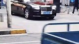 过年遇到劳斯莱斯车主，小伙想出这样一招