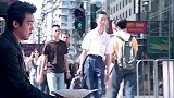 昔日大哥为了社团沦落到当街讨饭，好兄弟知道后决定出手相助