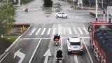 电动车闯红灯，瞬间被撞飞