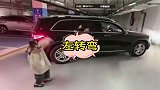 妈妈倒车入库，女儿一旁指挥，网友真是一个敢说，一个敢听！