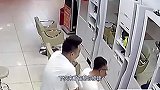理发店上演“武林风”，顾客对发型不满意爆粗口，理发师飞身一脚