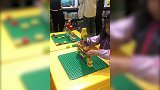 忙里偷闲!辽篮主帅郭士强陪小女儿逛商场玩积木
