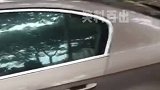 谁知道这车是怎么开进去的