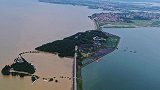 水位暴涨破历史 鄱阳湖一堤之隔泾渭分明