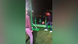 龙哥街头玩复古足球 这头球攻门很精准