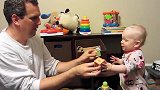 宝宝在学爸爸的动作，呆萌的把自己萌翻了，要不要这样呀！