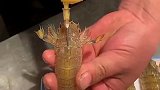 烧烤店皮皮虾怎么吃，将蛋黄液填充到身体中，用重盐进行烘烤！