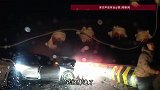 高速道路结冰多车相撞，男子冷静点刹控车稳稳停下，“车一点没被碰到，人也没事”