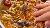 在家煲个乌鸡菌菇汤，汤鲜味美，全家人都爱喝