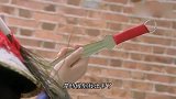 想秀一下飞刀绝技，结果差点没命！技术不过关，千万别耍帅