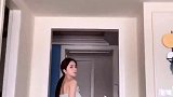 小姐姐颜值高身材好，穿什么都好看，最喜欢第三身白色连衣裙！