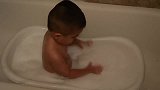 小宝宝在洗澡，满脸泡沫，好可爱哦想要生一个！