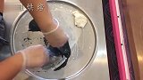 像染了墨水一样的炒冰淇淋你见过吗简直是重口味吃货的福利啊