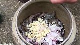 一人食，越南老奶奶给自己做了一锅虾，怪不得长寿呢