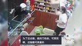 四川一男子手持菜刀在超市抢烟，女子拿塑料凳防卫，警方介入